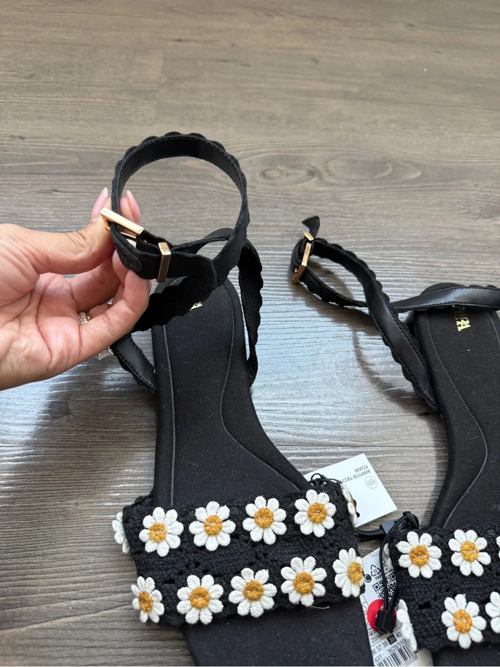 Zara Black Sandals with White & Yellow Daisy Embroidery - Picture 2 of 5
